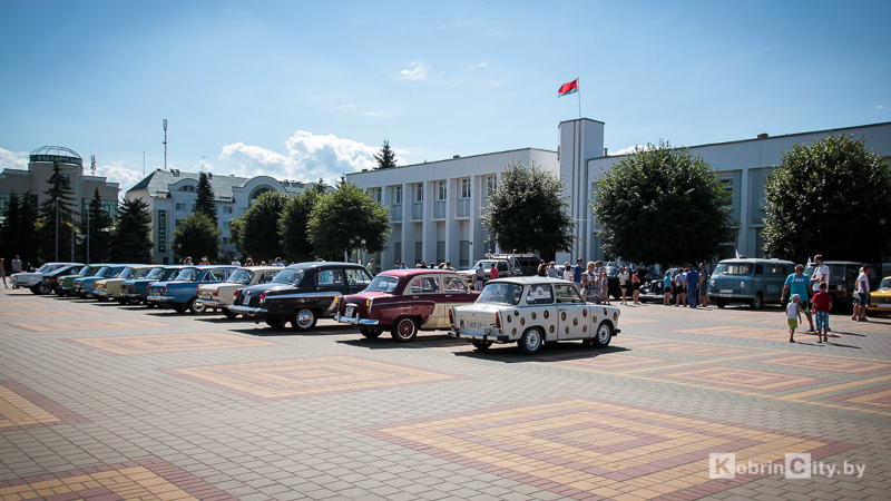 Выставка ретро-автомобилей в Кобрине