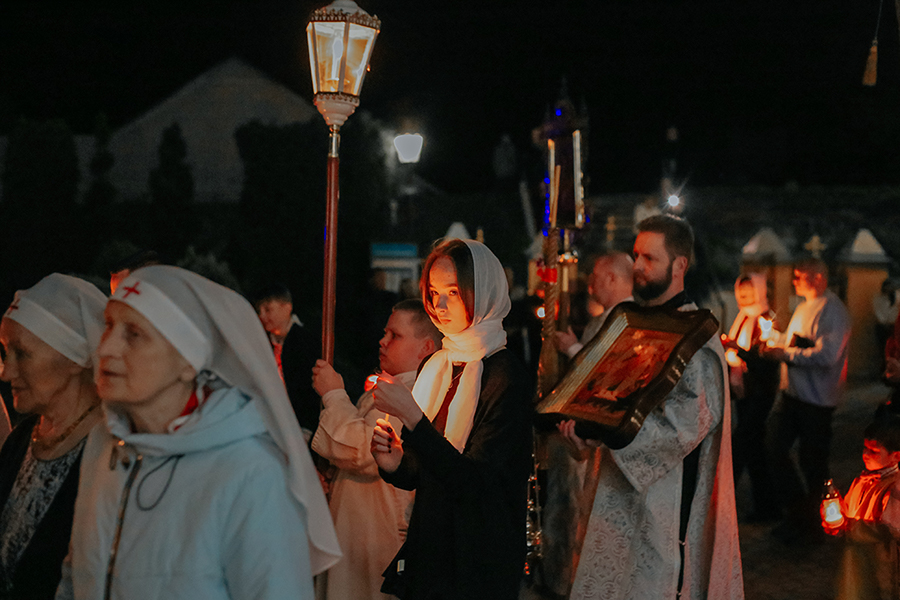 Православные верующие празднуют Пасху — фоторепортаж богослужения в Кобрине