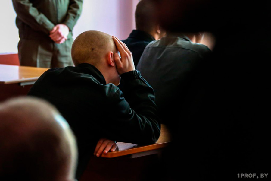 В Брестской области школьника судили за уклонение от призыва