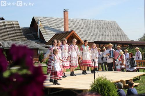 Как на кобринской агроусадьбе дети традиции Белорусского Полесья осваивали