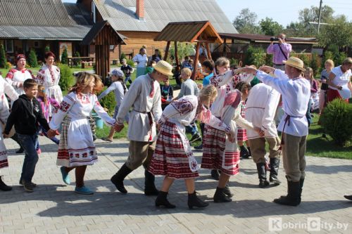 Как на кобринской агроусадьбе дети традиции Белорусского Полесья осваивали