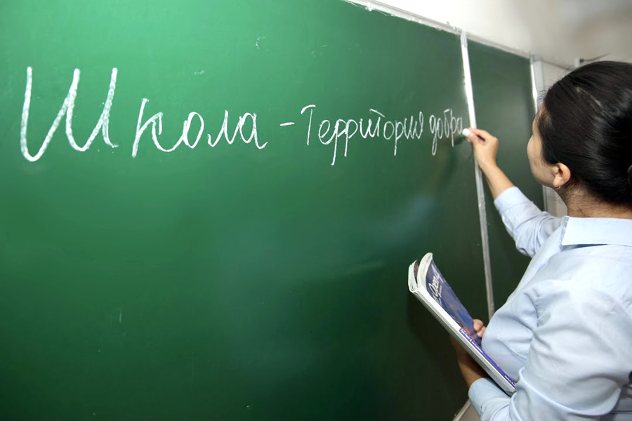 Каждый четвертый ученик в Беларуси боится ходить в школу, 70% проводят свободное время в гаджетах – исследование