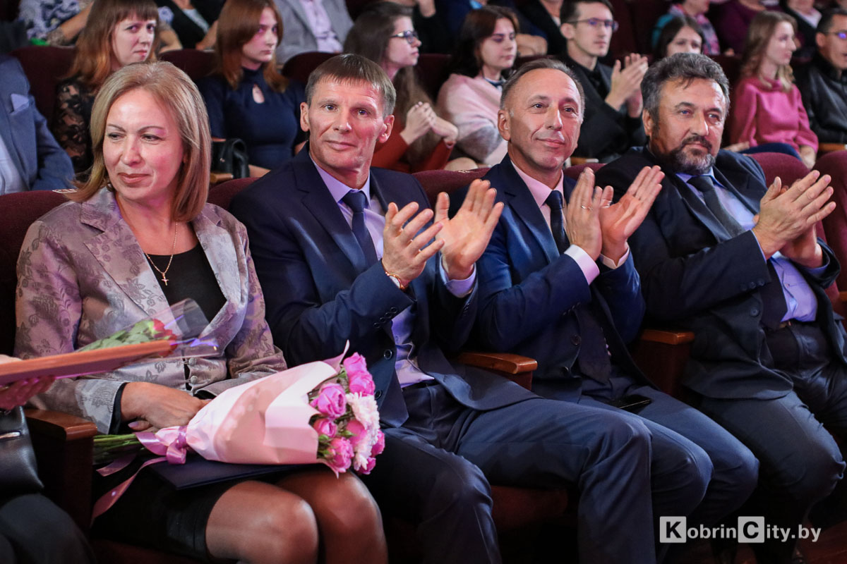 Мастера Кобринского района по «производству праздников» принимают  поздравления по случаю Дня работников культуры