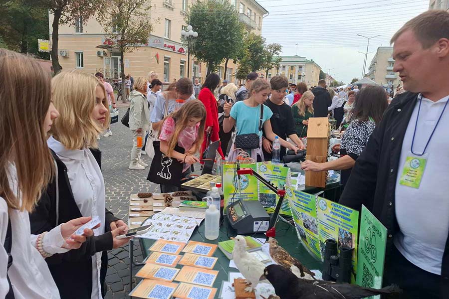 Педагоги и учащиеся Кобринского РЦЕТиКа представили центр на неделе дополнительного образования в Барановичах