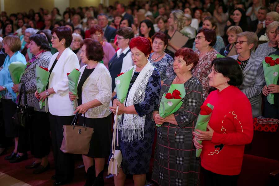 Лучших педагогов Кобринского района наградили и поздравили с Днём учителя (фоторепортаж)