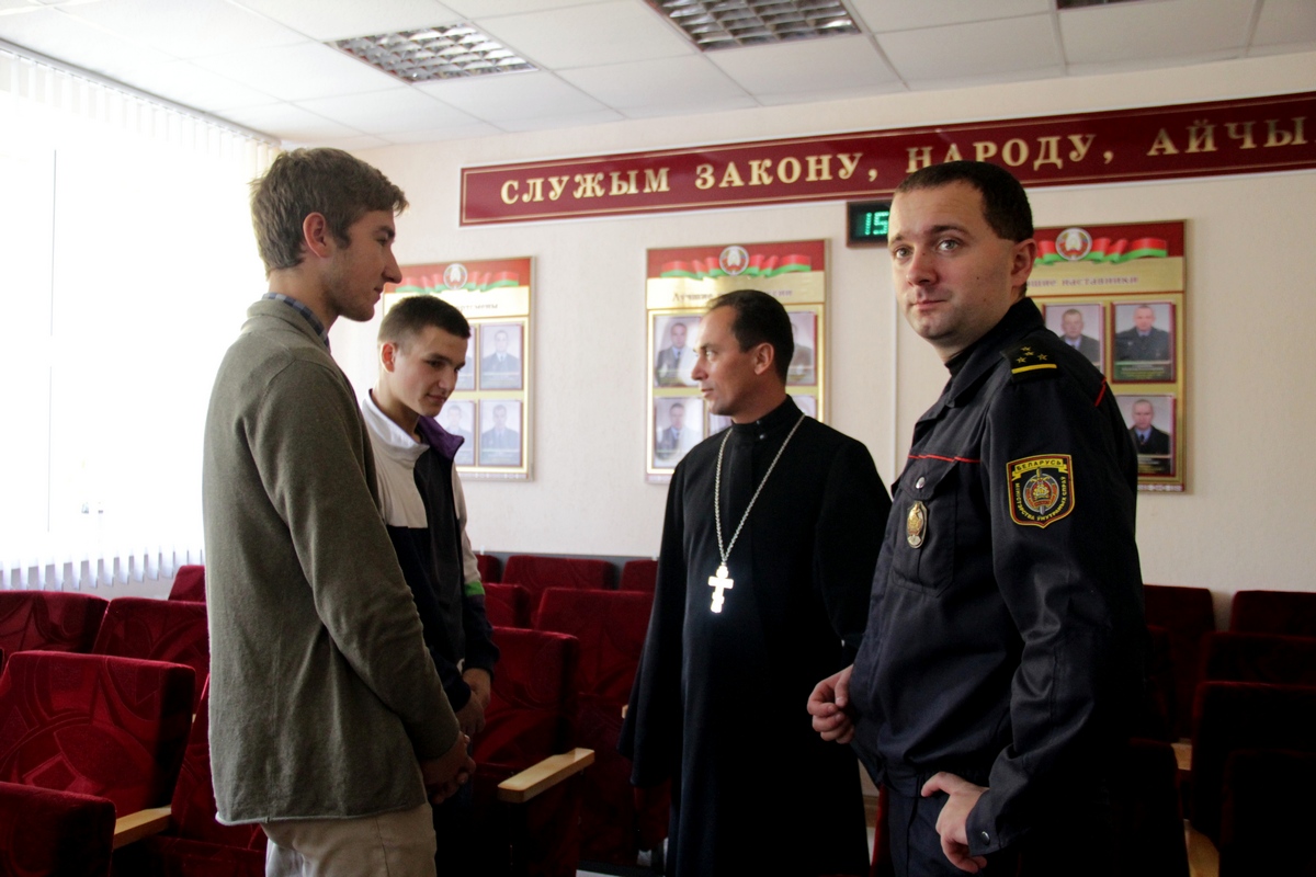 Православный священник в Кобринском РОВД общался с трудными подростками