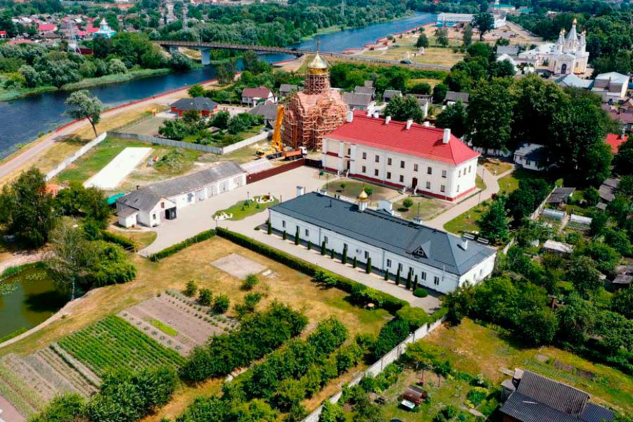 На строящийся в Кобрине монастырский храм Всемилостивого Спаса установили купола и кресты (видео)