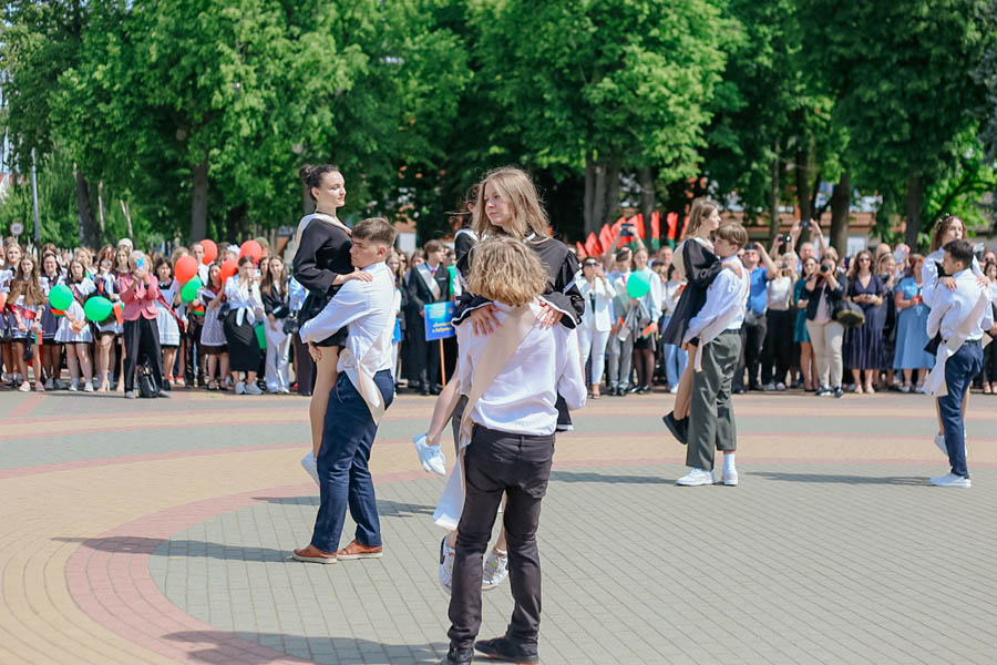 На Кобринщине «Последний звонок-2024» прошел в новом формате — более 400 выпускников торжественно простились со школой на главной площади города