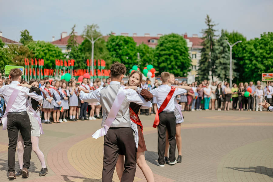На Кобринщине «Последний звонок-2024» прошел в новом формате — более 400 выпускников торжественно простились со школой на главной площади города