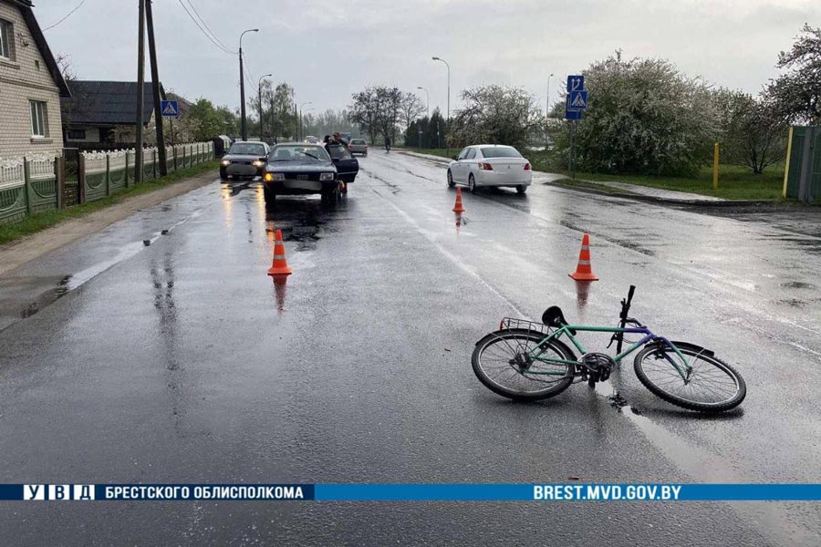  ДТП в Кобрине: автомобиль сбил женщину – она переводила велосипед по пешеходному переходу