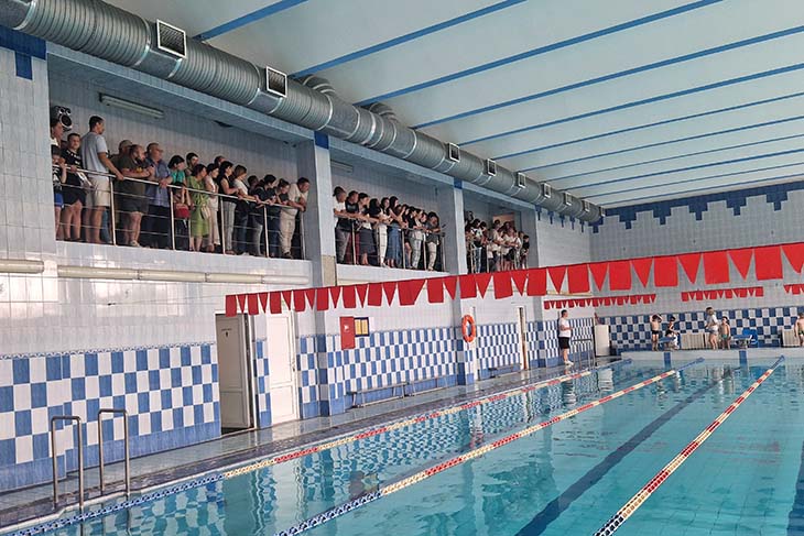 Пловцы начальной подготовки первых трех лет обучения соревновались между собой — некоторые выполнили 1 и 2 юношеские разряды